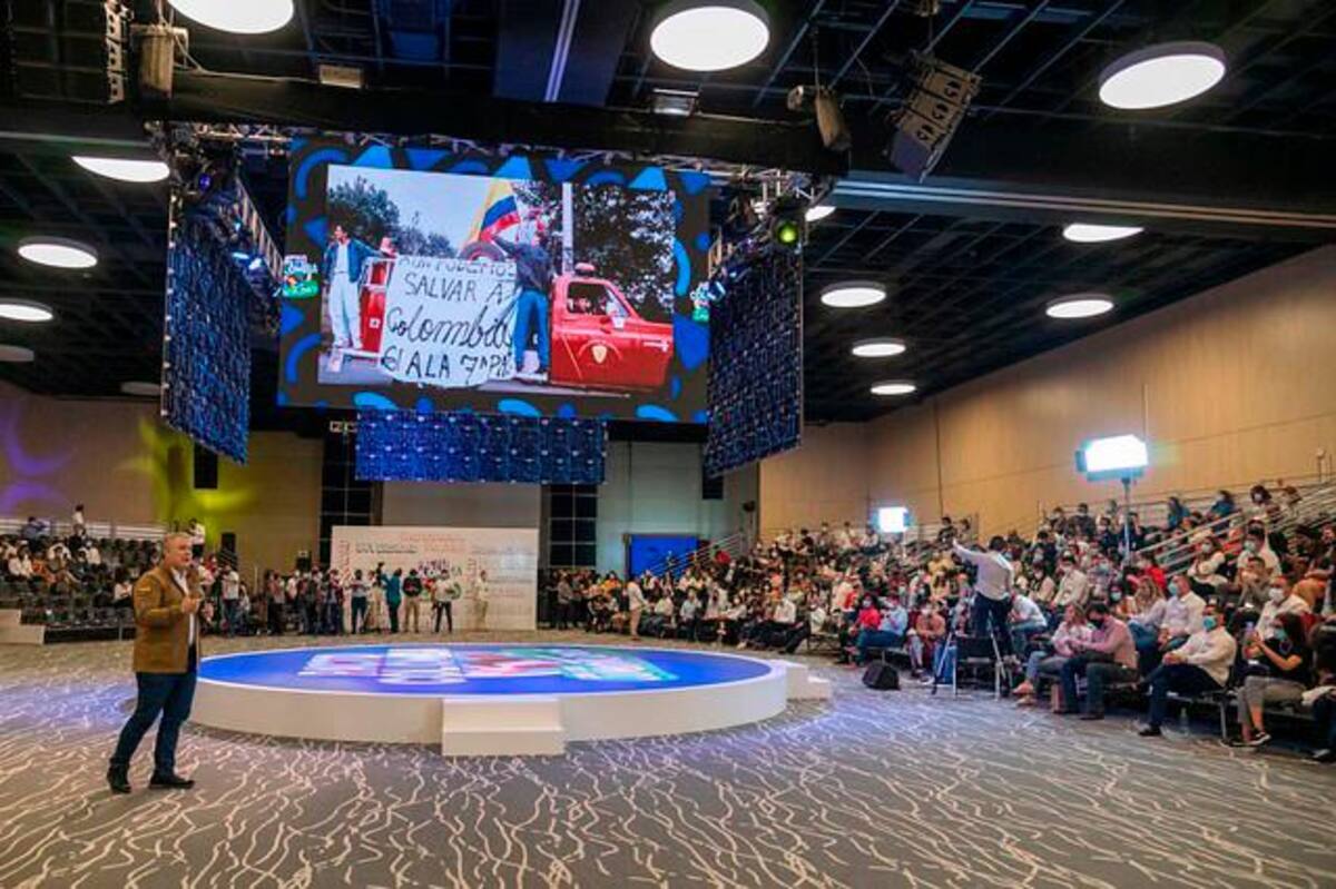 Antes de firmar el pacto, el presidente Iván Duque dialogó con líderes juveniles de todo el país.