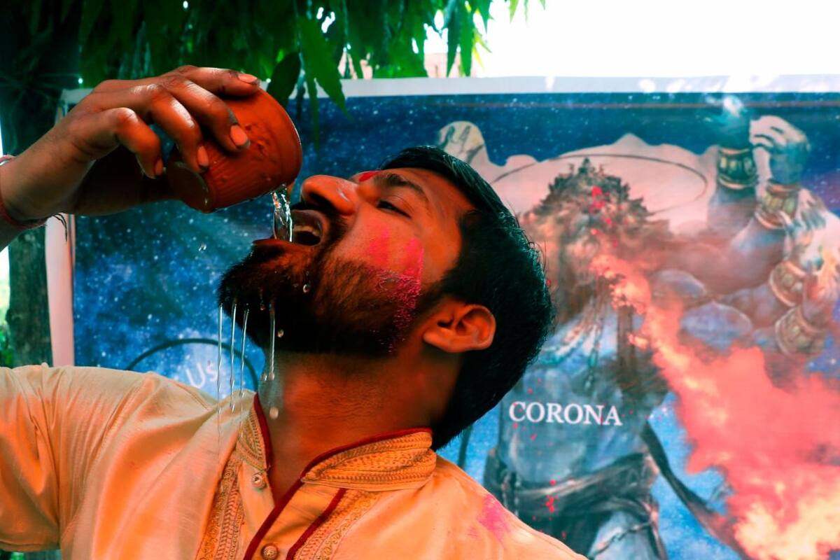 Hindúes toman orina de vaca para salvarse del coronavirus