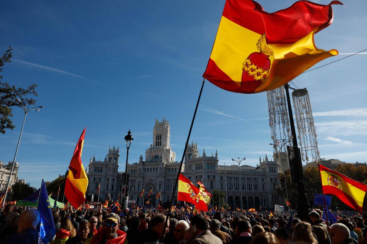 Miles de personas acuden con banderas a la manifestación convocada este sábado en Madrid por un centenar de organizaciones de la sociedad civil contra la amnistía. //EFE