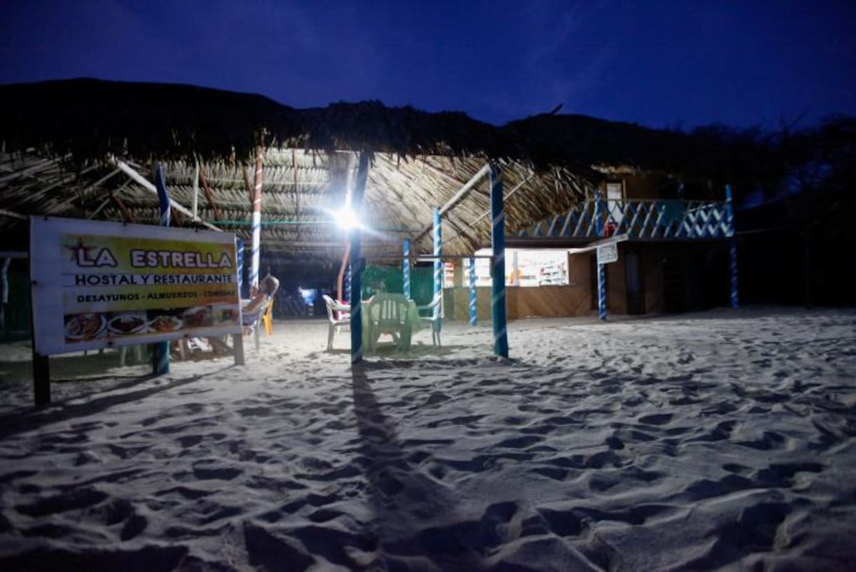 Así se ve Playa Blanca iluminada de noche con energía solar. //Aroldo Mestre-El Universal.