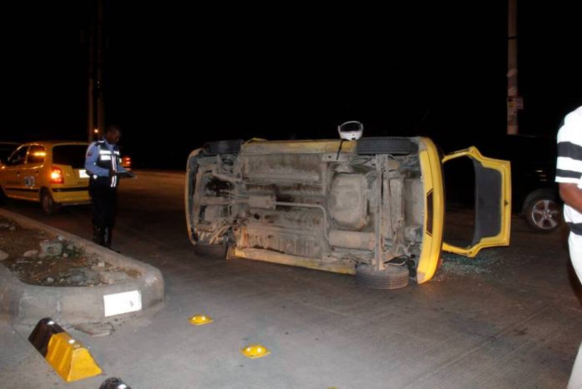 Un taxi “zapatico” de placa UAQ 086 quedó volcado en la subida del puente de Chambacú luego de tropezar con el separador central de la vía. Nayib Gaviria - El Universal