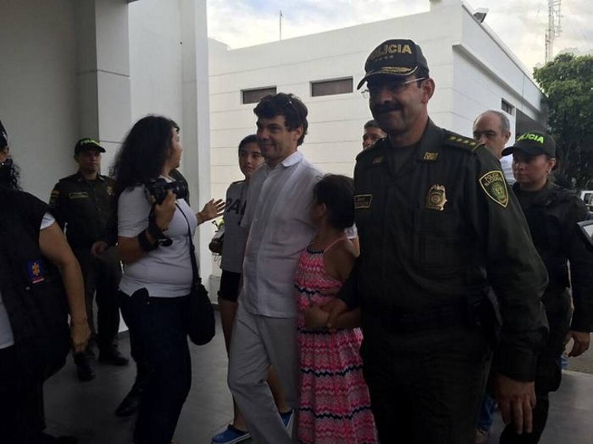 Primeras imágenes de la liberación de la niña Daniela Mora. COLPRENSA