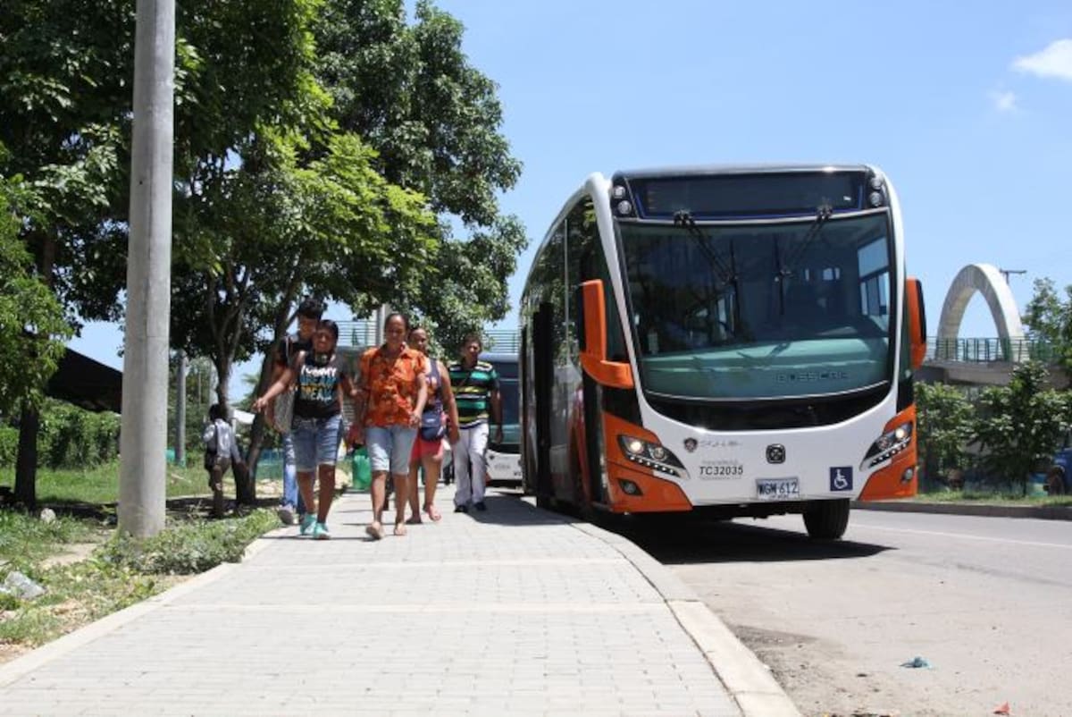 Quienes van a la Gobernación de Bolívar deben caminar un largo e inseguro trayecto desde El Rodeo. Kailline Giraldo/ El Universal