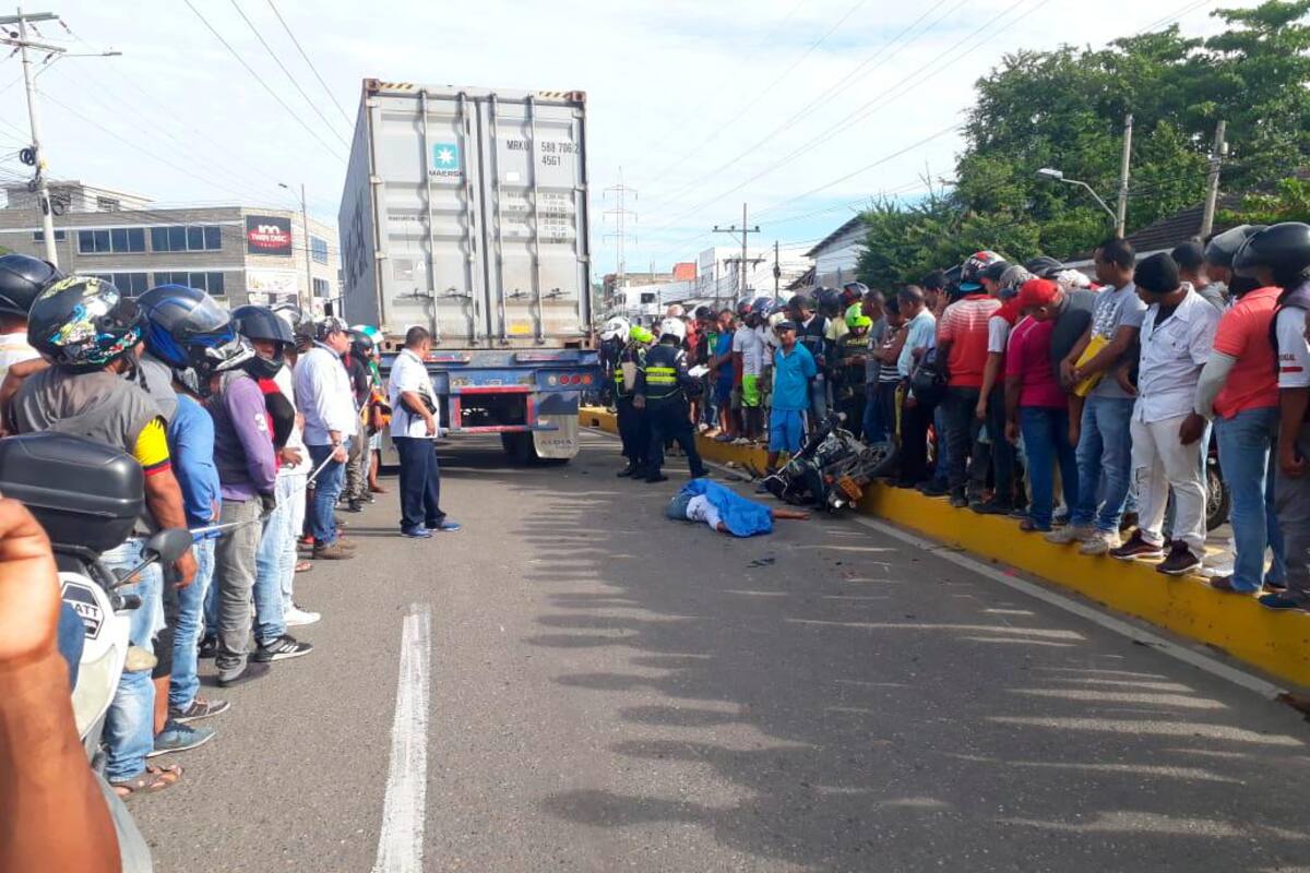 Muere mujer en accidente de moto con tractomula en la Crisanto Luque