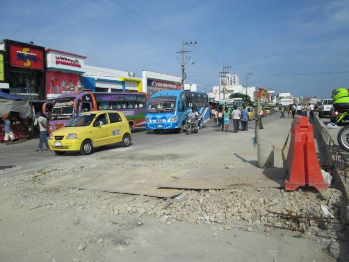 La adecuación de la vía y la realización de controles de tráfico en la zona han mejorado la movilidad vehicular en el sector Bazurto de la Avenida Pedro de Heredia.