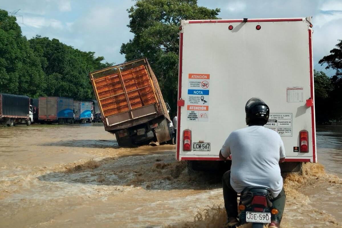 Vía La Cordialidad parcialmente cerrada por desbordamiento de arroyos