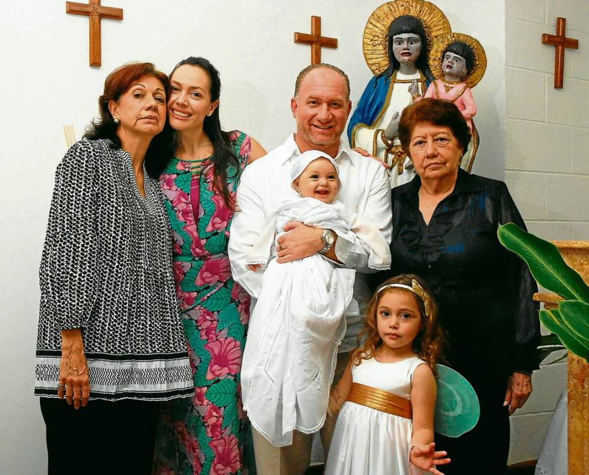 Mariana Miller, Marianita Guzmán, Pedro Holguín, Elena López Guzmán, Luz Caicedo de Miller y Emilia López Guzmán. Archivo particular