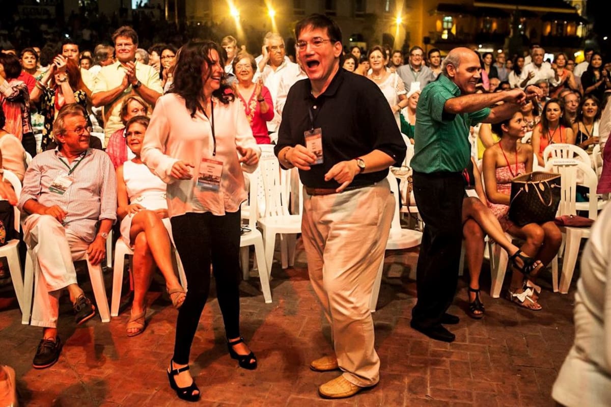 Jaime Abello y Ricardo Vélez, al fondo, al ritmo de ChicQuibTown.