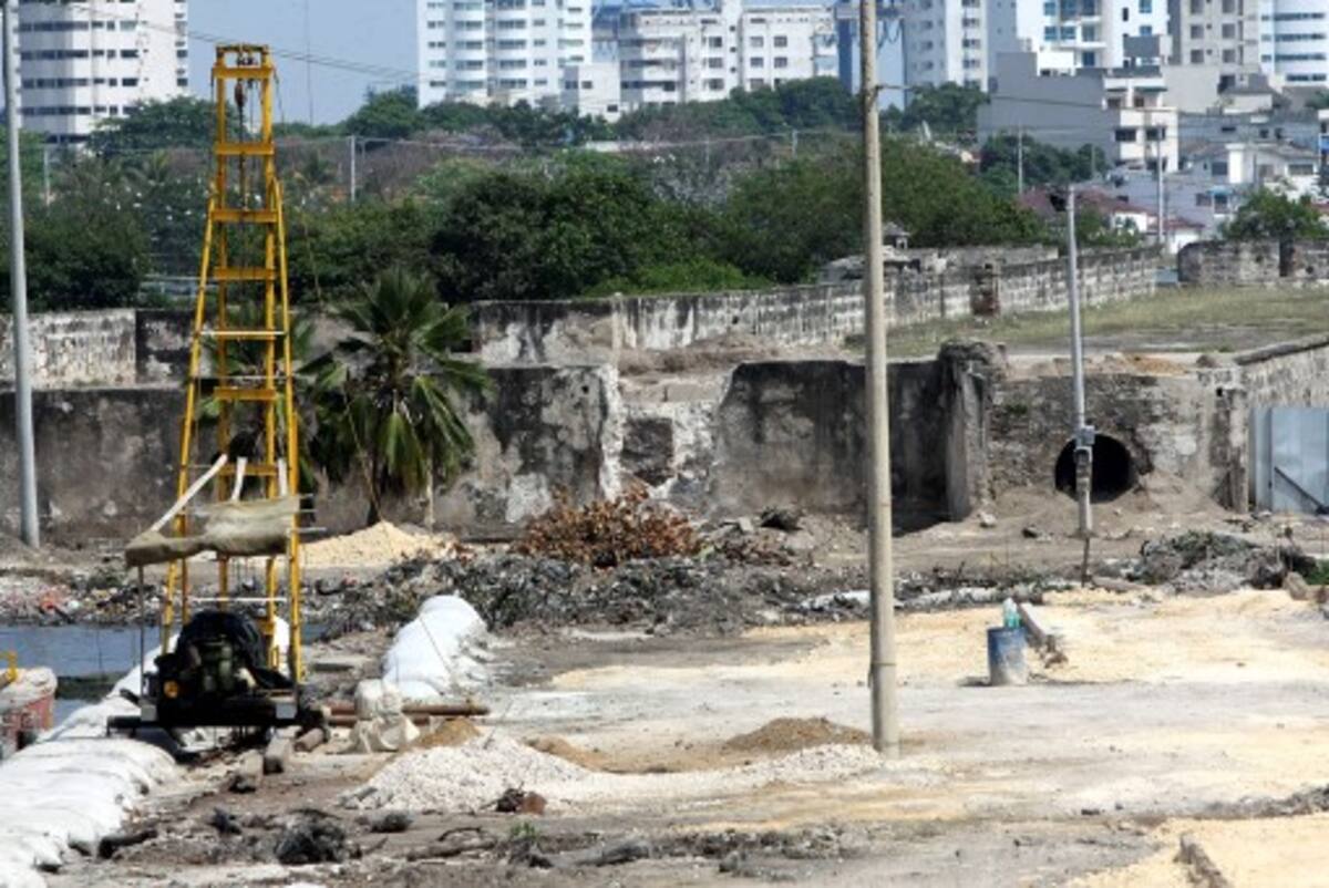Las obras civiles que tocaron parte del Baluarte de San Miguel en Chambacú, han sido objeto de comentarios entre los transeúntes del Centro Histórico, sin embargo El Universal, pudo establecer que se construirán allí unos baños públicos. AROLDO MESTRE-EL UNIVERSAL