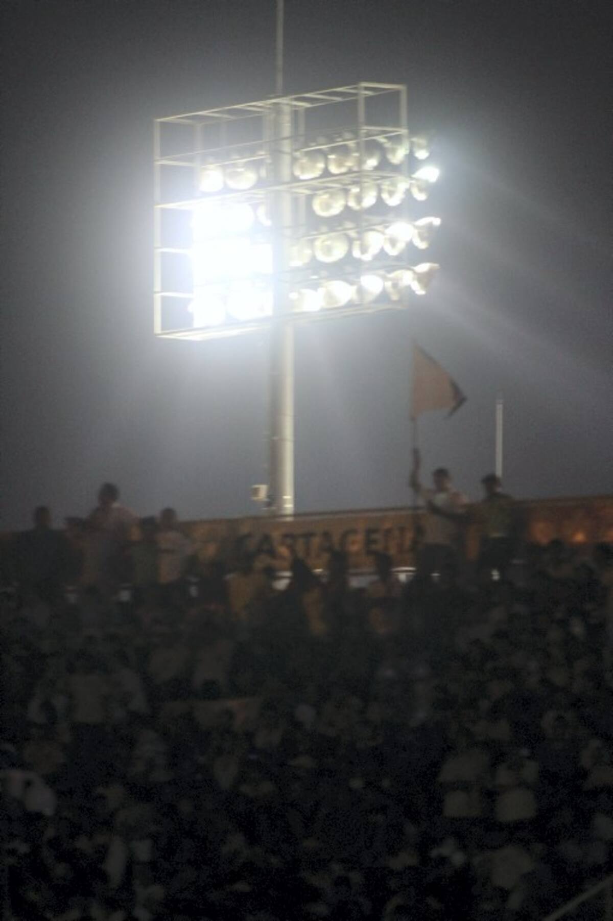 La cancha quedó a oscuras durante 11 minutos debido a que es el tiempo que requieren las torres de iluminación para reiniciar su funcionamiento. AROLDO MESTRE - EL UNIVERSAL