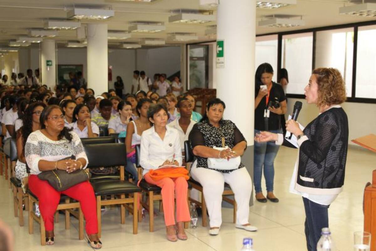 La periodista Jineth Bedoya Lima conversó con los estudiantes de la Facultad de Ciencias Sociales y Humanas de la Corporación Universitaria Rafael Núñez, y la comunidad en general. ÓSCAR DÍAZ ACOSTA