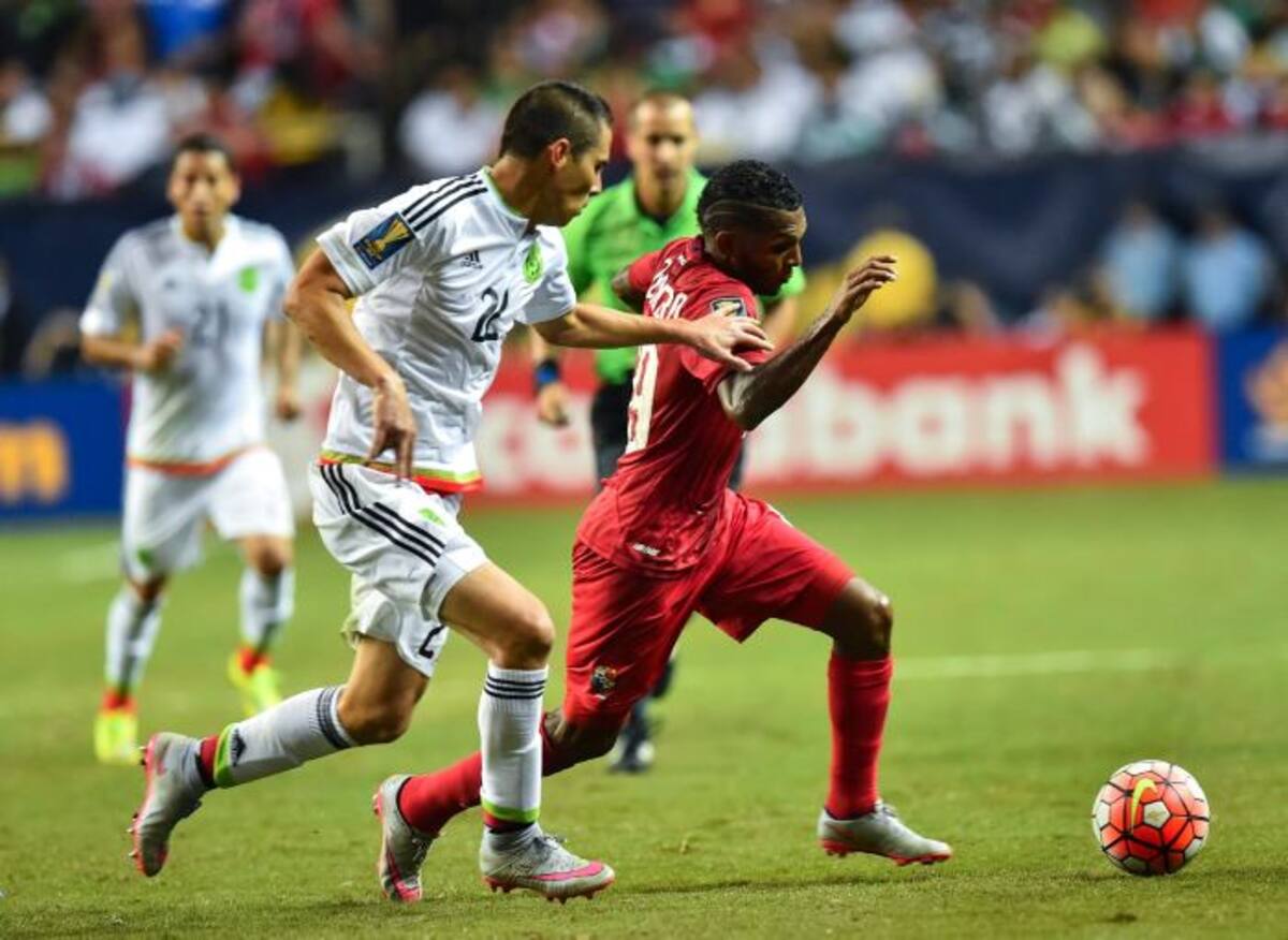 Jugadores de México y Panamá disputan el balón durante la Copa Oro. AFP NICHOLAS KAMM