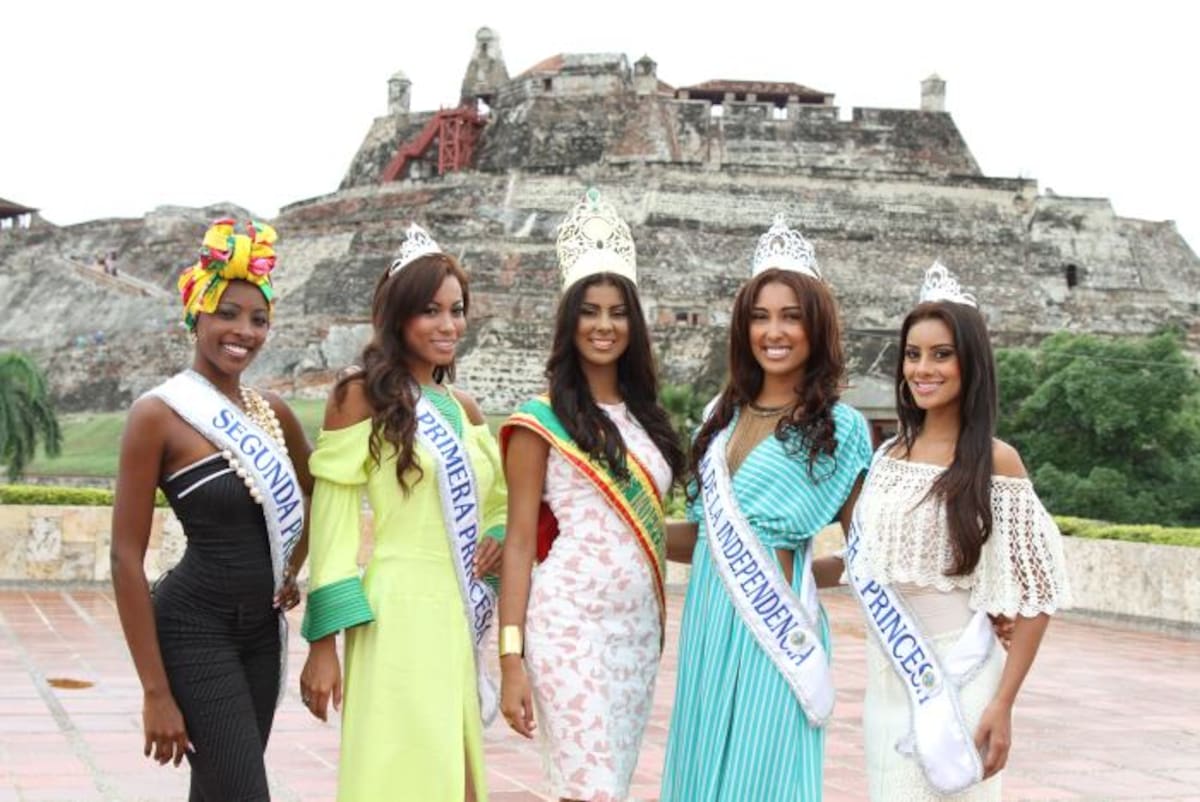 Naomy Ocoró, reina de la Independencia 2015; Natalia Zúñiga, Virreina; Helen Alvis, primera princesa; Zoleidys Lozano, segunda princesa, y Zuleima Castellón, Tercera princesa, serán las galardonadas. Maruja Parra