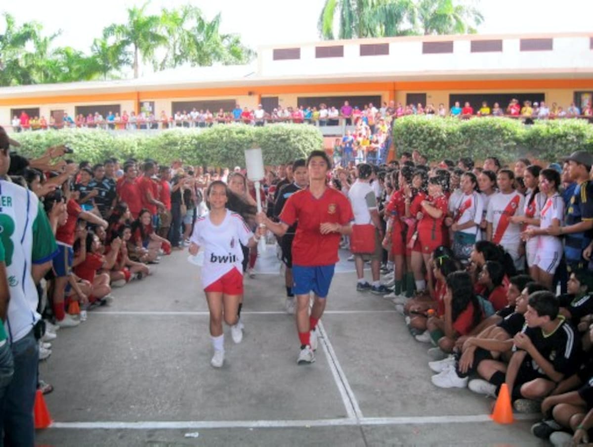 Más de dos mil estudiantes participaron del acto inaugural de los Juegos Deportivos del Colegio La Salle.