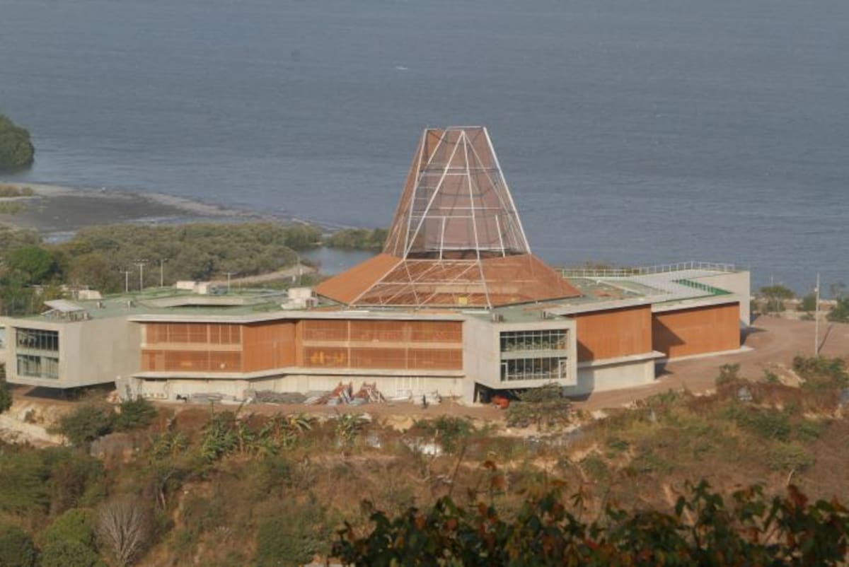 La estructura del colegio, diseñado por el arquitecto barranquillero Giancarlo Mazzanti, se divisa desde las zonas más altas de la ciudad. JULIO CASTAÑO