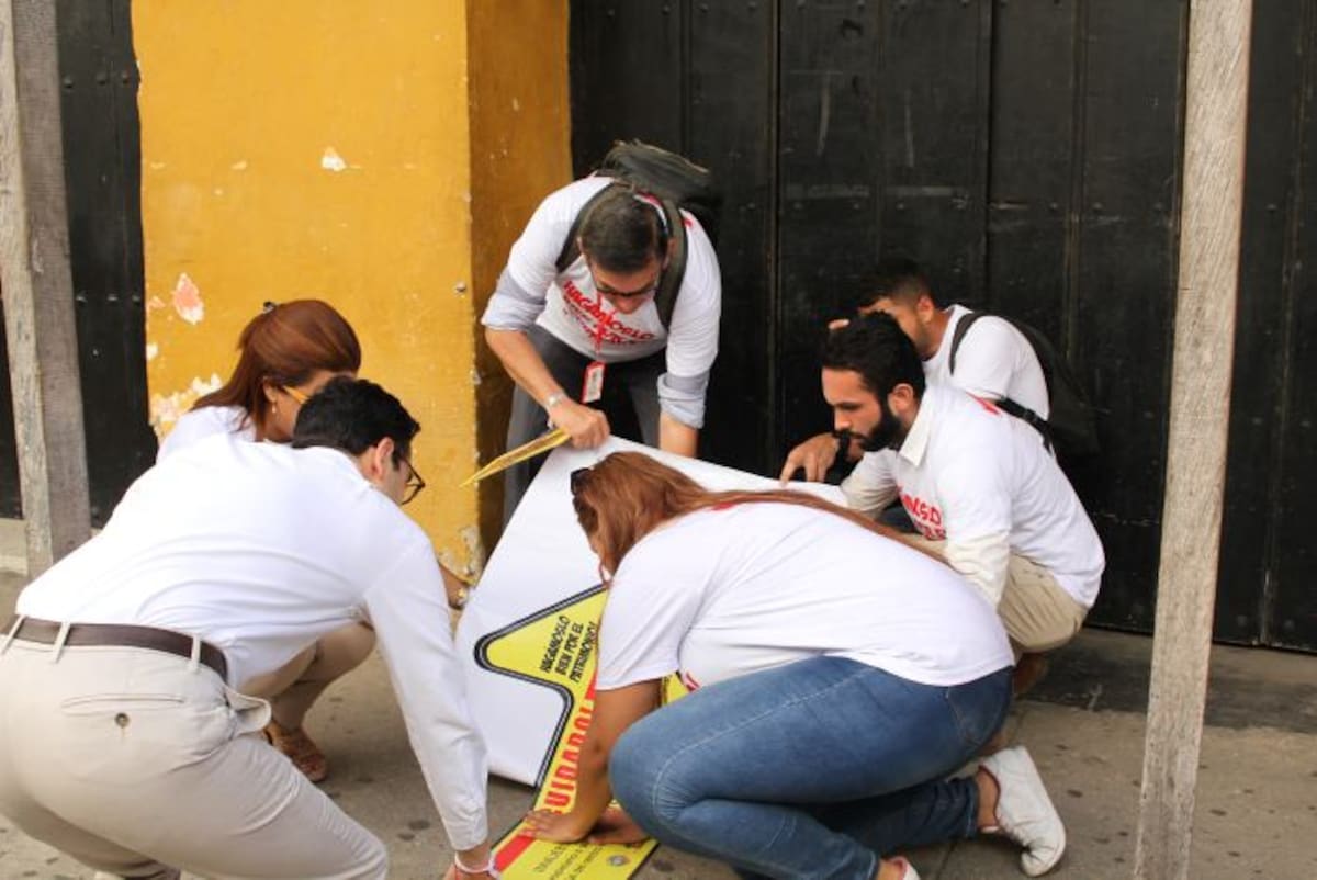 Con una flecha amarilla de prevención se le indica al ciudadano que el inmueble por el que cruza está en deterioro Oscar Díaz/ El Universal/