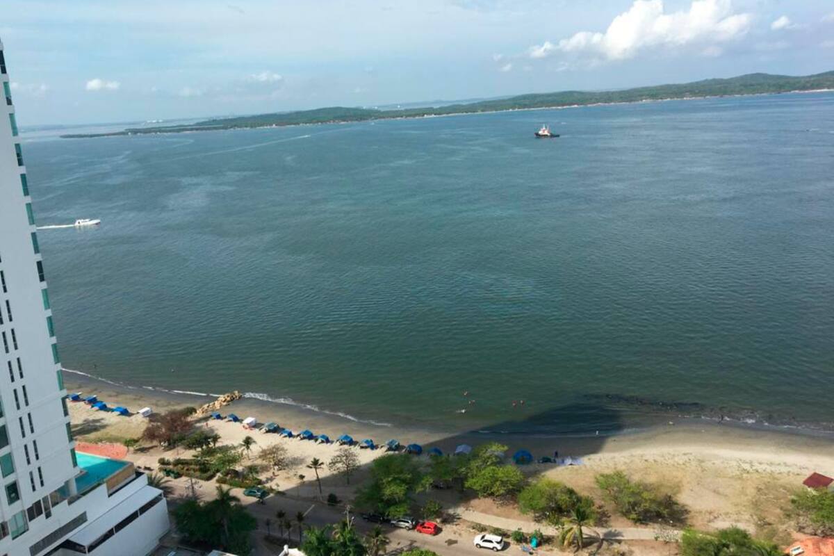 Investigan origen de mancha de aceite en la Bahía de Cartagena