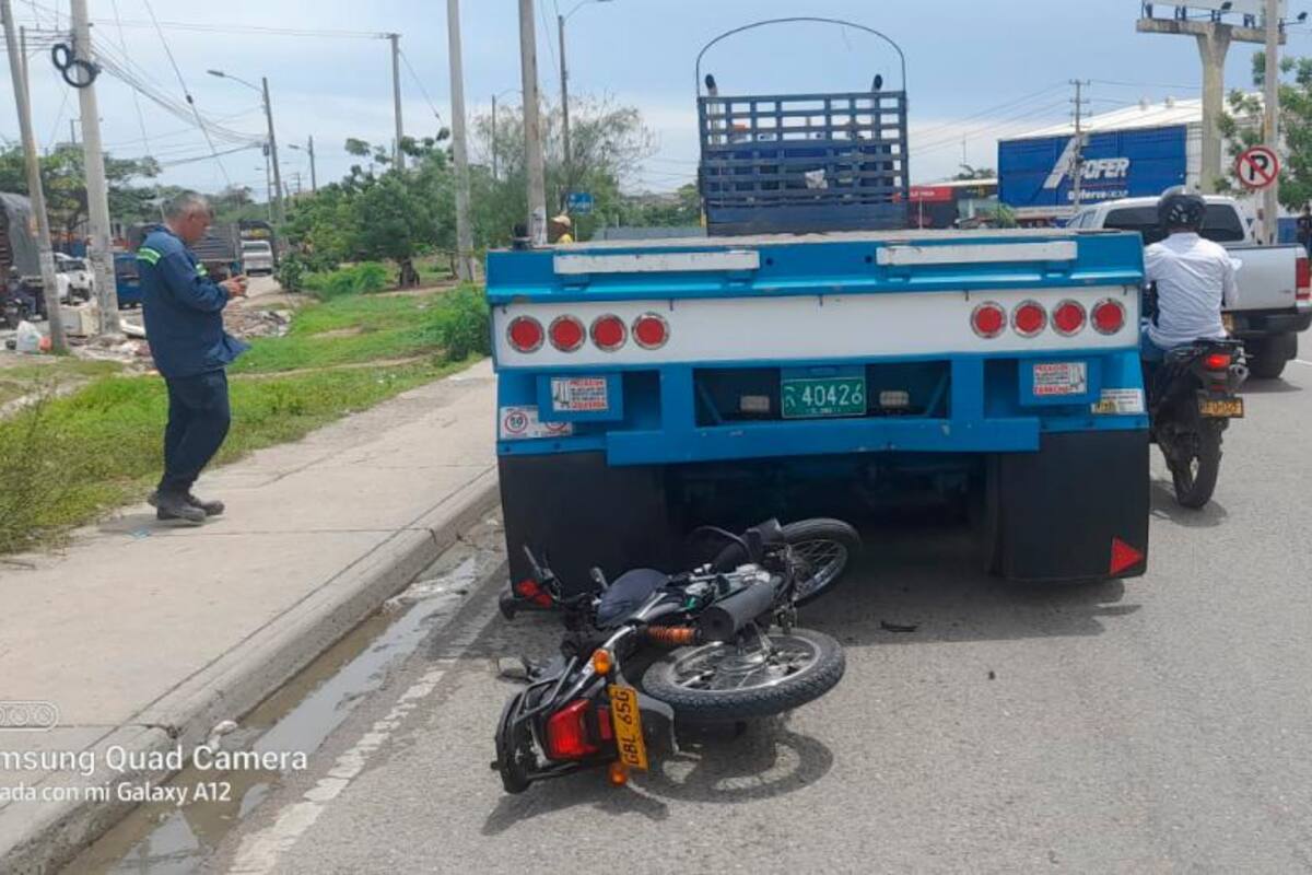 Muere al chocar su moto con la parte trasera de un tractocamión