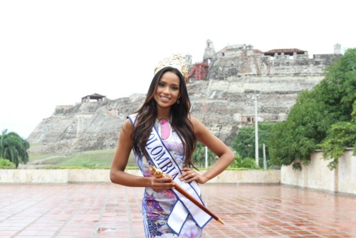 La reina en la terraza de El Universal. Jealisse Andrea lució un atuendo de la cartagenera, Beatriz Camacho.