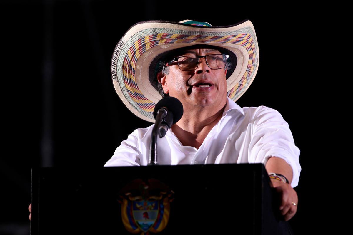 Gustavo Petro asegura que suicidio de coronel fue por presiones de la prensa