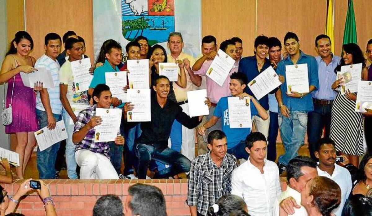 Casi 50 estudiantes se graduaron en Artes Plásticas, Diseño Gráfico y Artes Escénicas en la escuela Bellas Artes de Sucre. Cortesía.