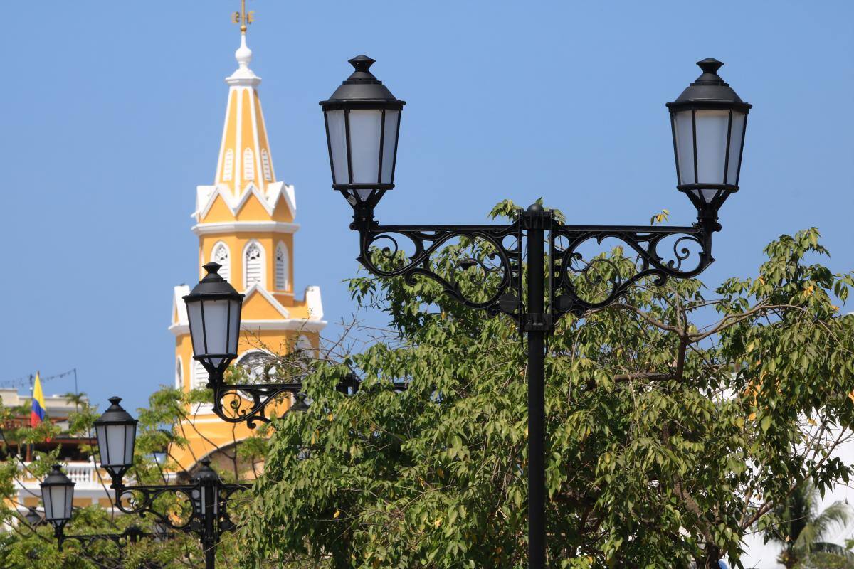 ¡Qué belleza! Instalan faroles en el Camellón de Los Mártires