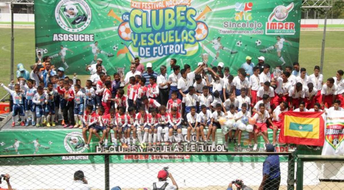 Los equipos campeones de las cuatro categorías del certamen en el momento de su premiación explotaron de alegría.