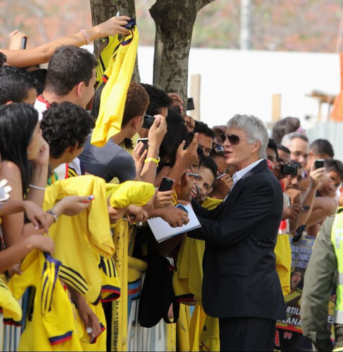 El técnico y los jugadores rompieron el protocolo y los hinchas aprovecharon esta situación para tomarse fotos en las afueras del Hotel Sonesta, donde Colombia se encontraba alojada desde el 16 de marzo. CORTESÍA QHUBO BARRANQUILLA