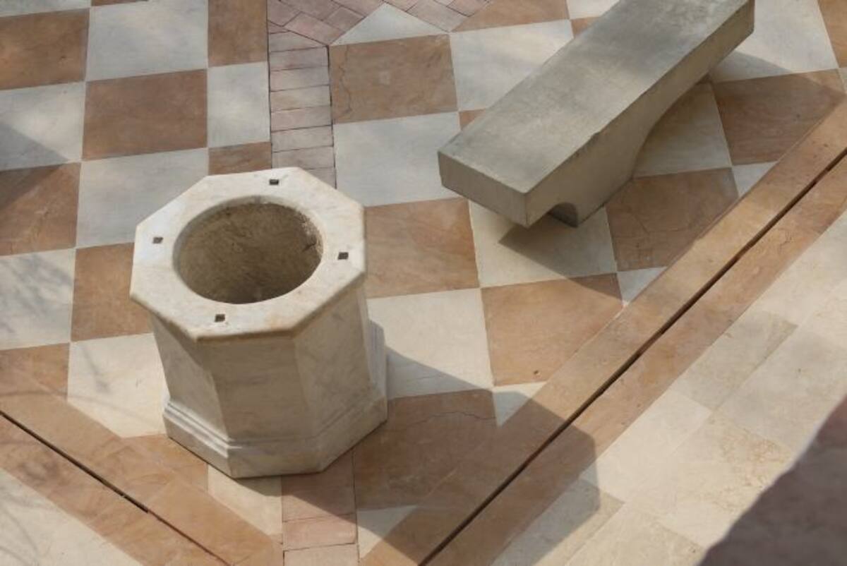 El brocal de marmol que permaneció sobre el aljibe fue limpiado y curado. Ahora hace parte del entorno en el Claustro de La Merced. En los pisos fue demarcado el recorrido que tenía el agua hacia el aljibe. FOTO: CRISTIAN AGAMEZ