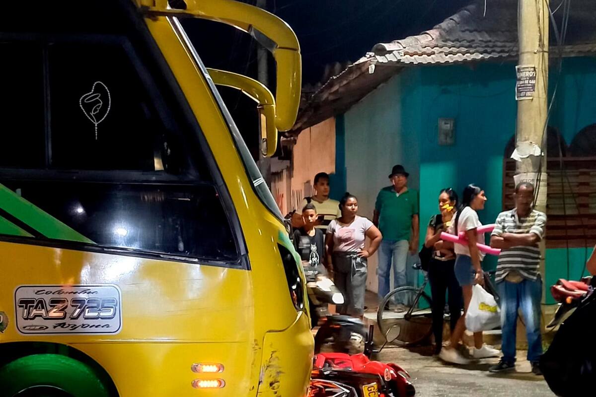 Semáforos en mal estado habrían causado accidente entre buseta y moto en Arjona