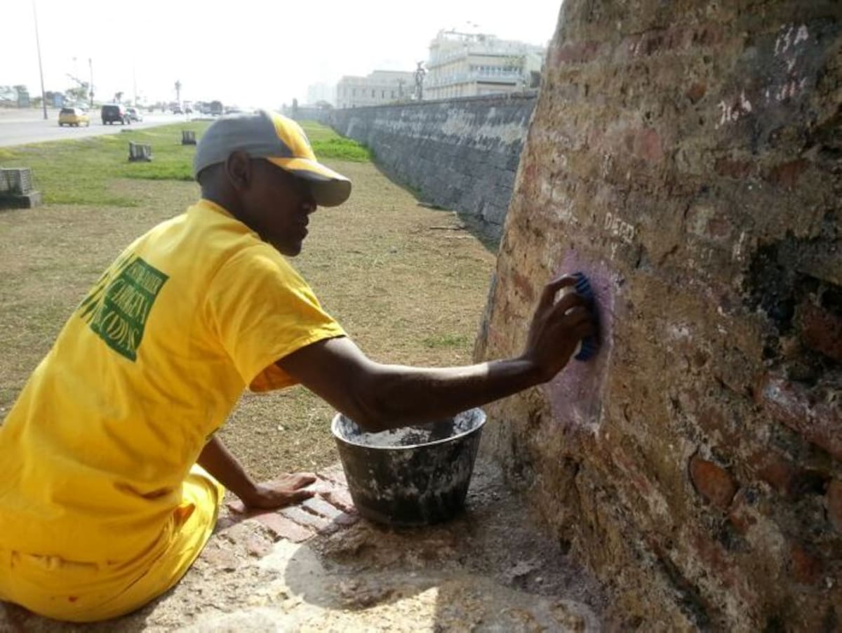 Los grafitis serán eliminados en el transcurso de la semana. CORTESIA ETCAR