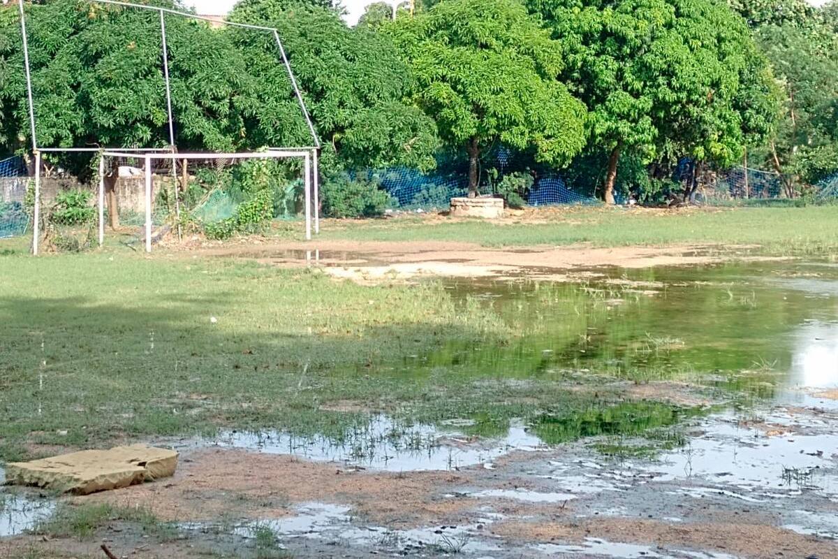 ¡Es una charca!: así está la cancha de fútbol de Las Gaviotas