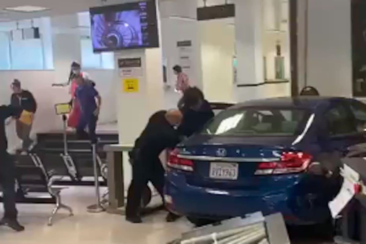 Video: hombre es abatido tras estrellar su auto contra el consulado chino