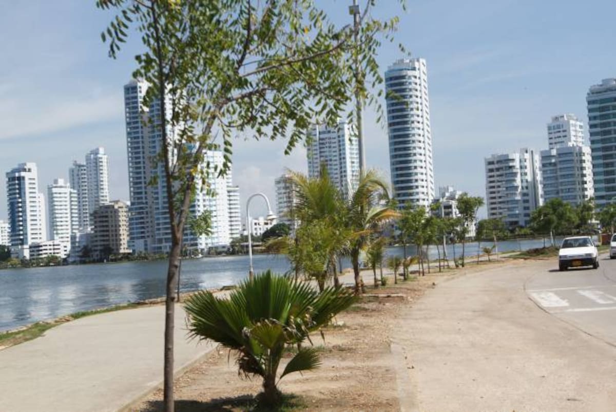 Varios edificios vecinos del Paseo Peatonal de Bocagrande y Castillo están en la tarea de ornamentar este pasaje. JULIO CASTAÑO-EL UNIVERSAL