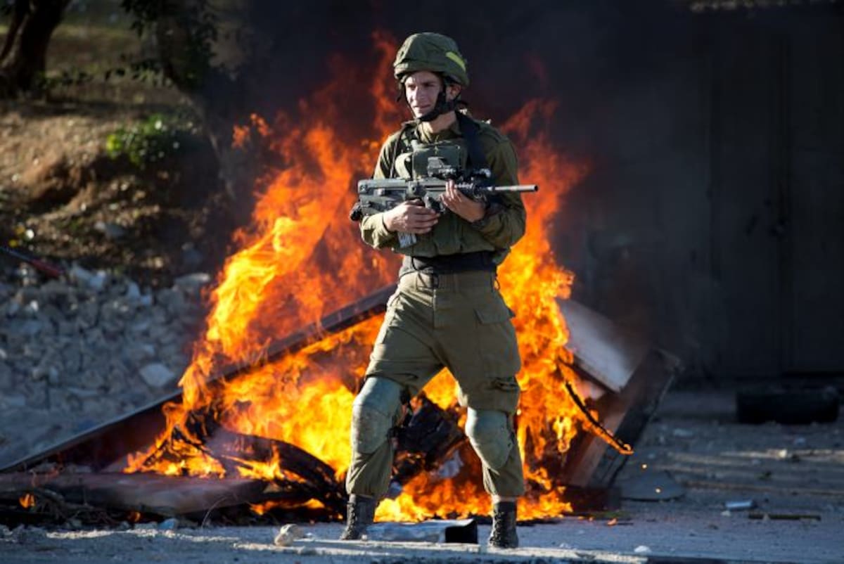 Tras las oraciones del mediodía del viernes grupos de jóvenes en Cisjordania y Gaza se dirigieron a los puestos de control militares israelíes y les lanzaron piedras y cócteles molotov. AP Nasser Shiyoukhi