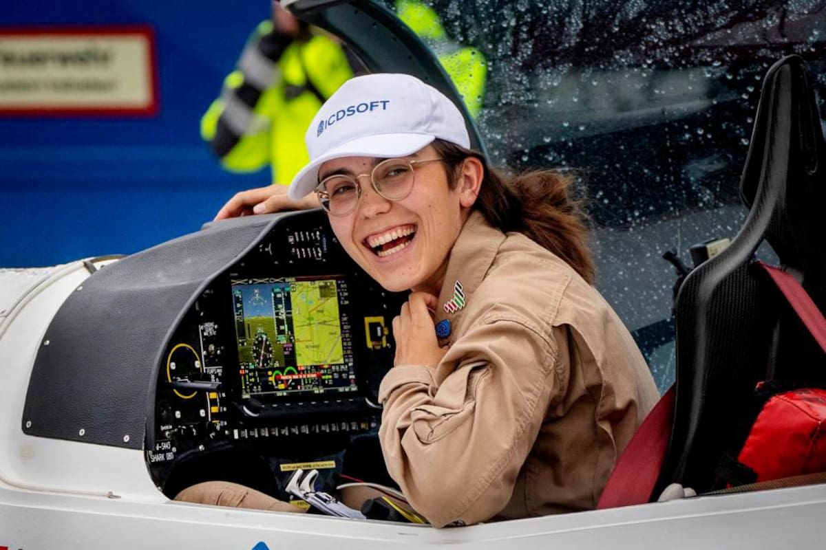 Una mujer de 19 años bate un récord de vuelo en solitario
