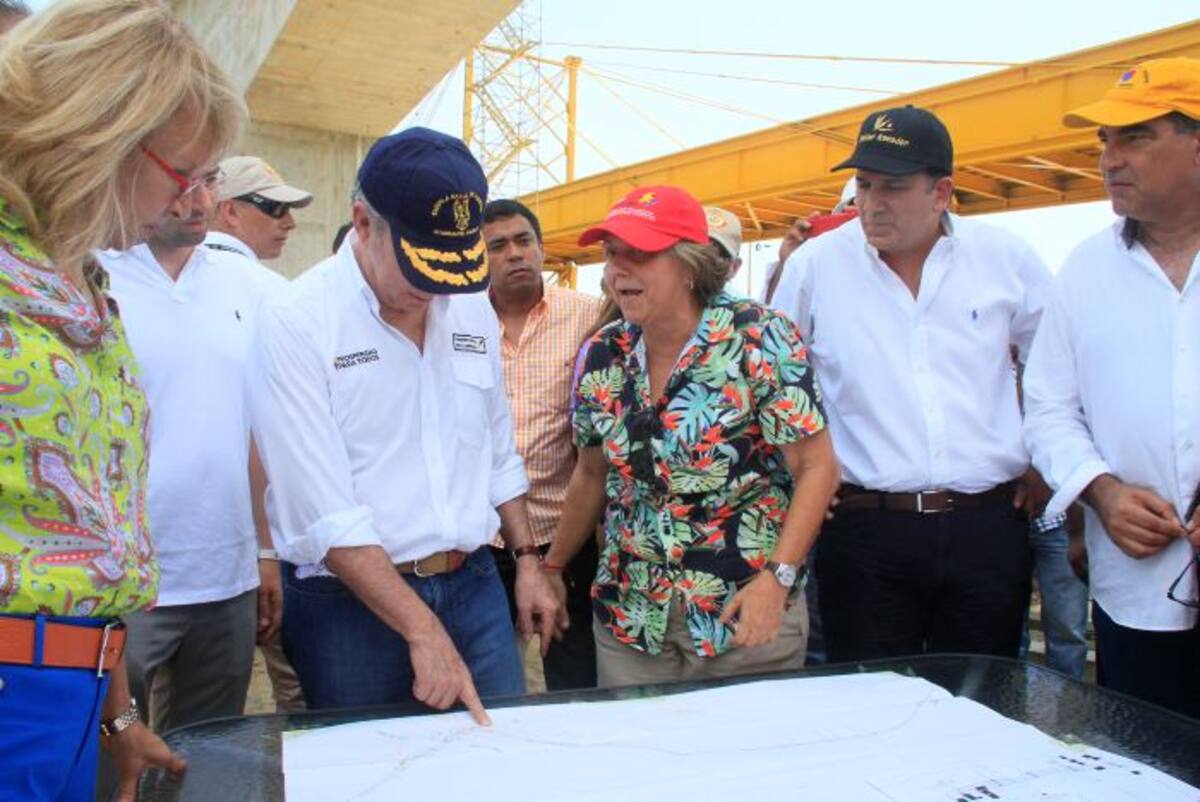 La directora del fondo Adaptación, Carmen Arévalo, le explicó al presidente Juan Manuel Santos, el avance del puente de Gambote que va en 75%. Zenia Valdelamar/El Universal