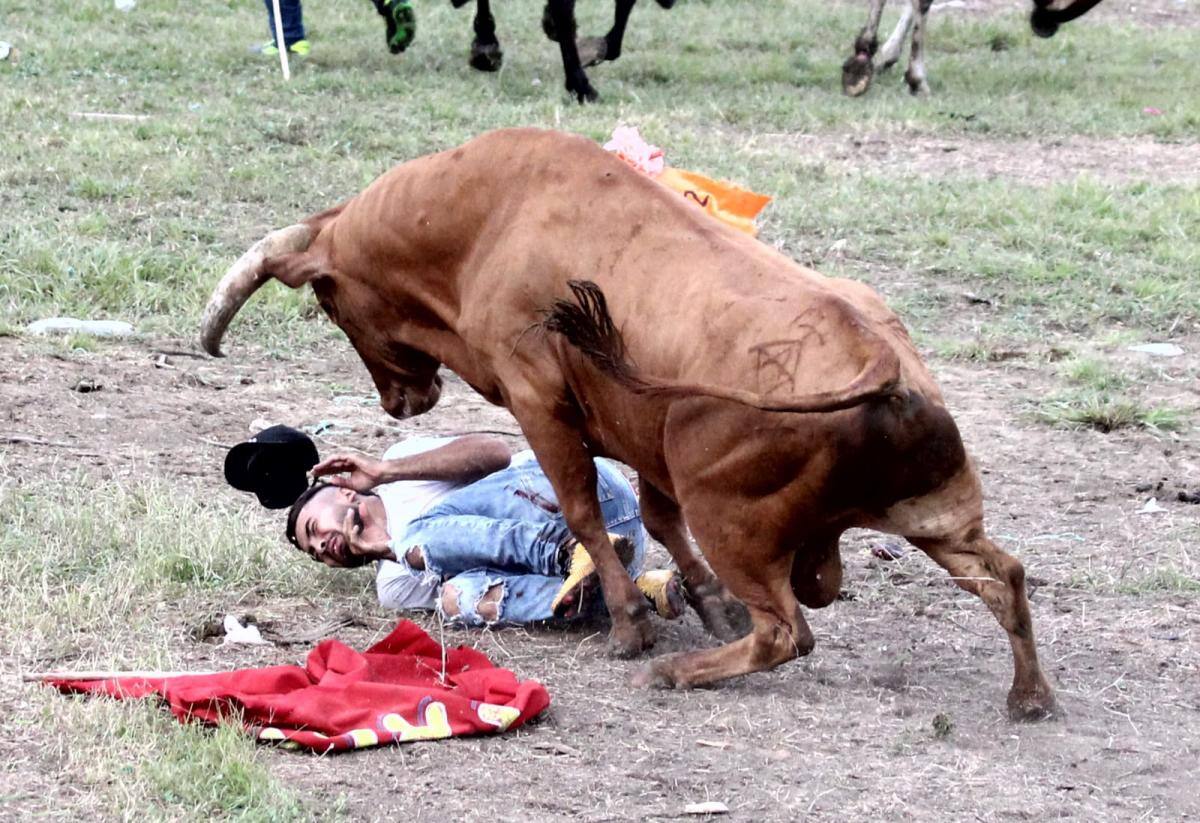 Durante eternos segundos el muletero estuvo en aprietos cuando finalizaba la tarde. //Manuel Santiago Pérez.