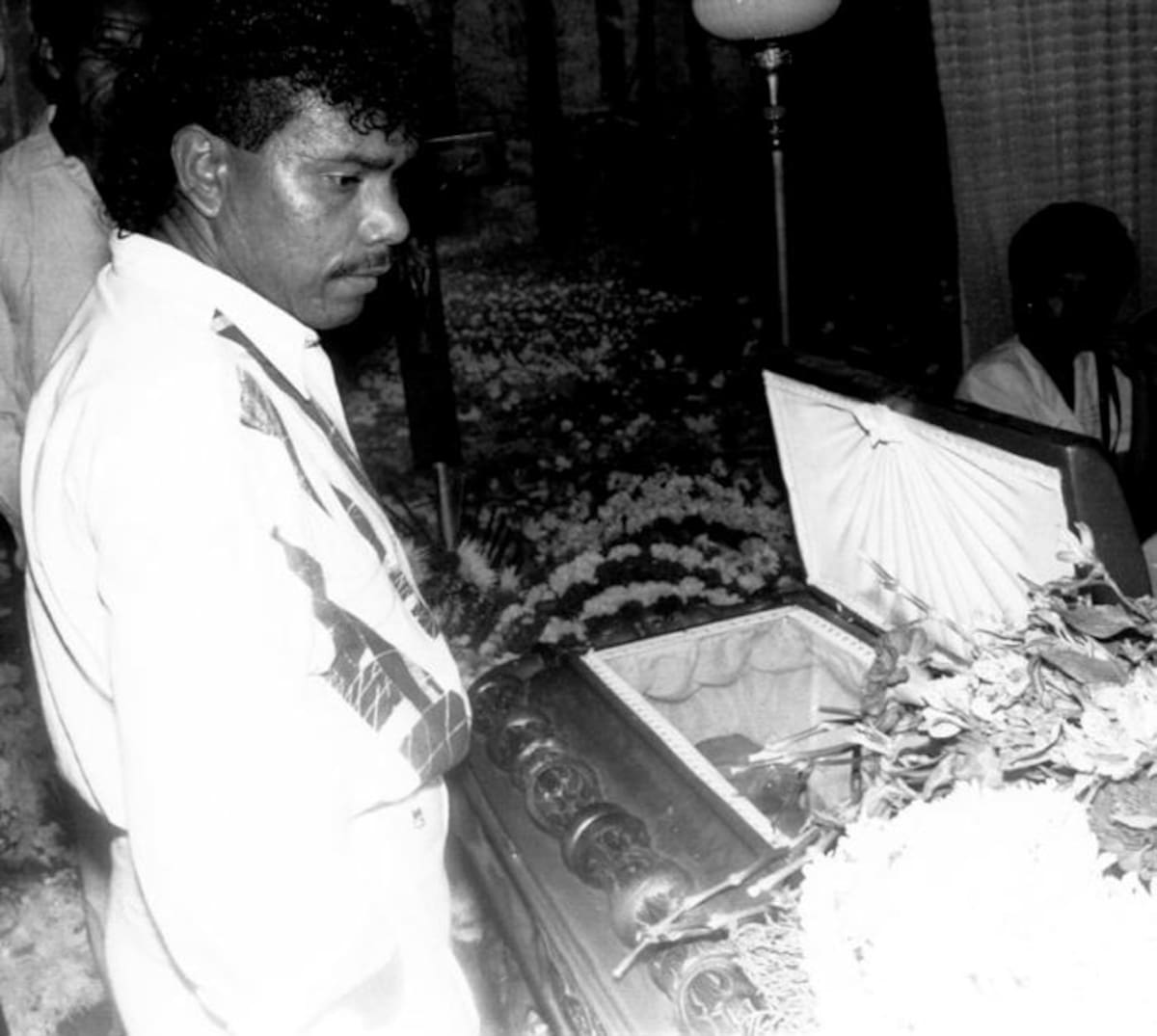 El cantante vallenato Miguel Morales junto al cajón de Patricia Teherán. Óscar Díaz- El Universal.