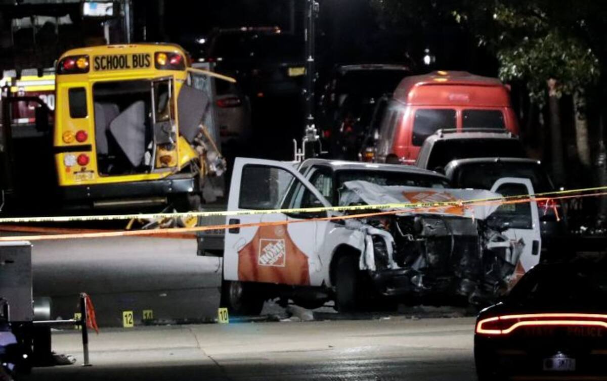 Autoridades investigan la escena de un crimen donde un hombre condujo una camioneta por la vía de bicicletas en Nueva York (EE.UU.). Ocho personas murieron en el incidente y al menos 11 resultaron heridas EFE JASON SZENES