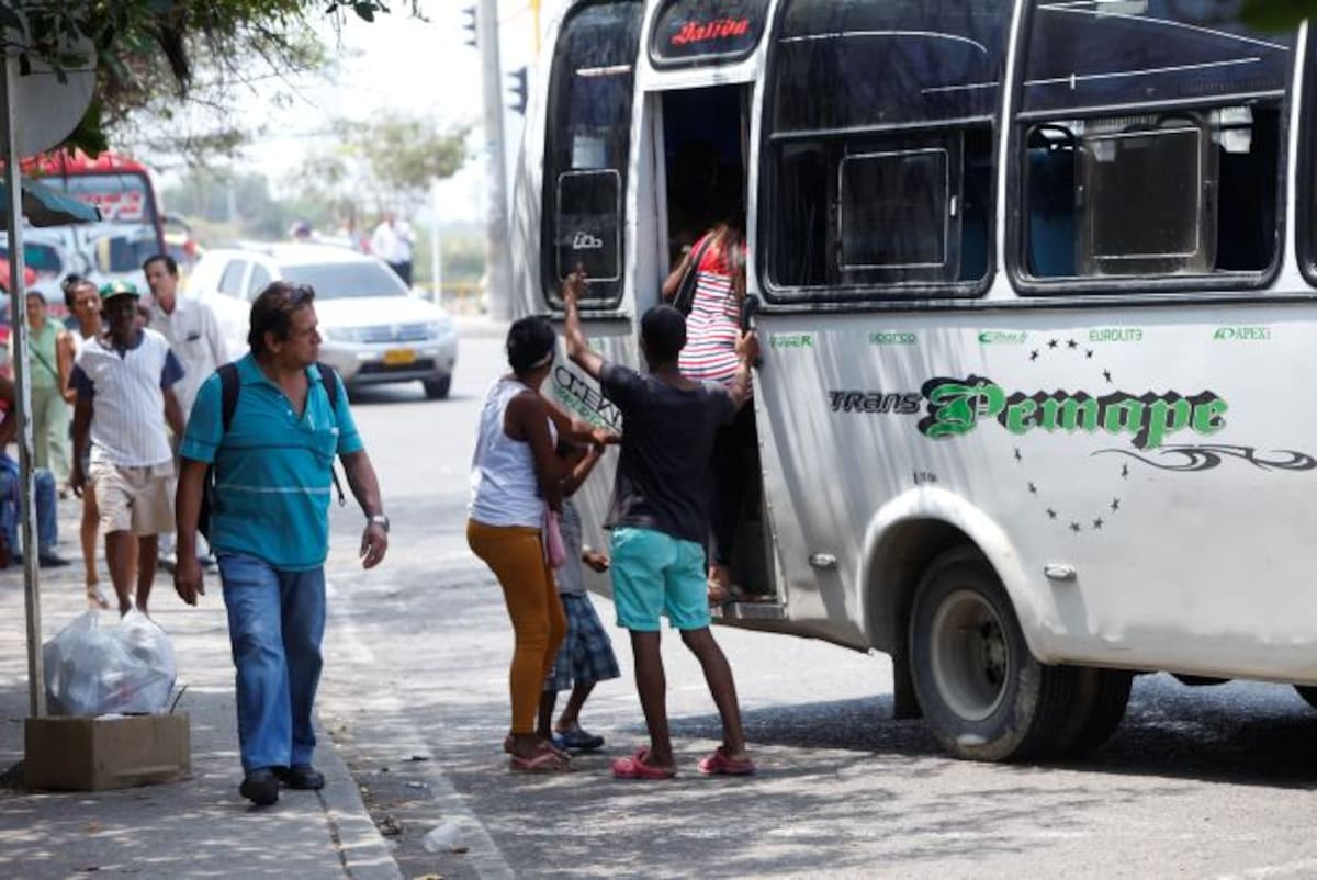 Los conductores suelen recoger y dejar pasajeros en medio de la vía. El DATT recomendó a los usuarios denunciar este tipo de acciones para identificar a los conductores no aptos. Aroldo Mestre - EL UNIVERSAL