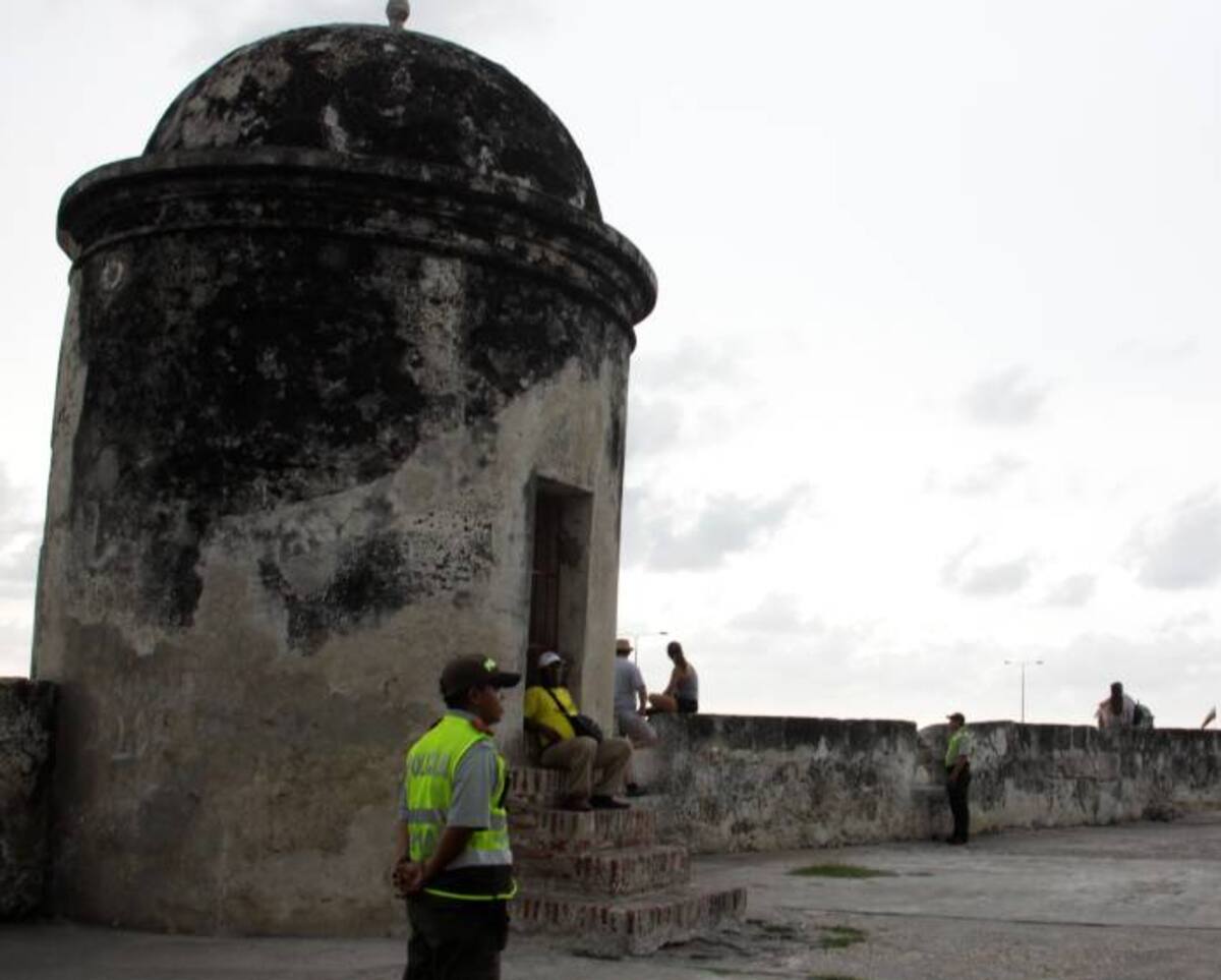 Uno de los sectores vigilados es el cordón amurallado, lugar de Cartagena usado por parejas de enamorados para pasear y declarase su amor. La vigilancia está en manos de la Policía Nacional. ZENIA VALDELAMAR - EL UNIVERSAL -
