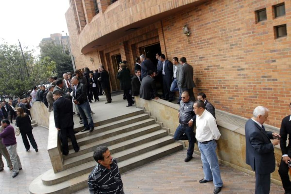 En la funeraria se dio a conocer un comunicado en que los líderes de las esmeraldas ratifican su intención de mantener un esfuerzo conjunto por la paz lo que consideran el mejor reconocimiento a Carranza. COLPRENSA
