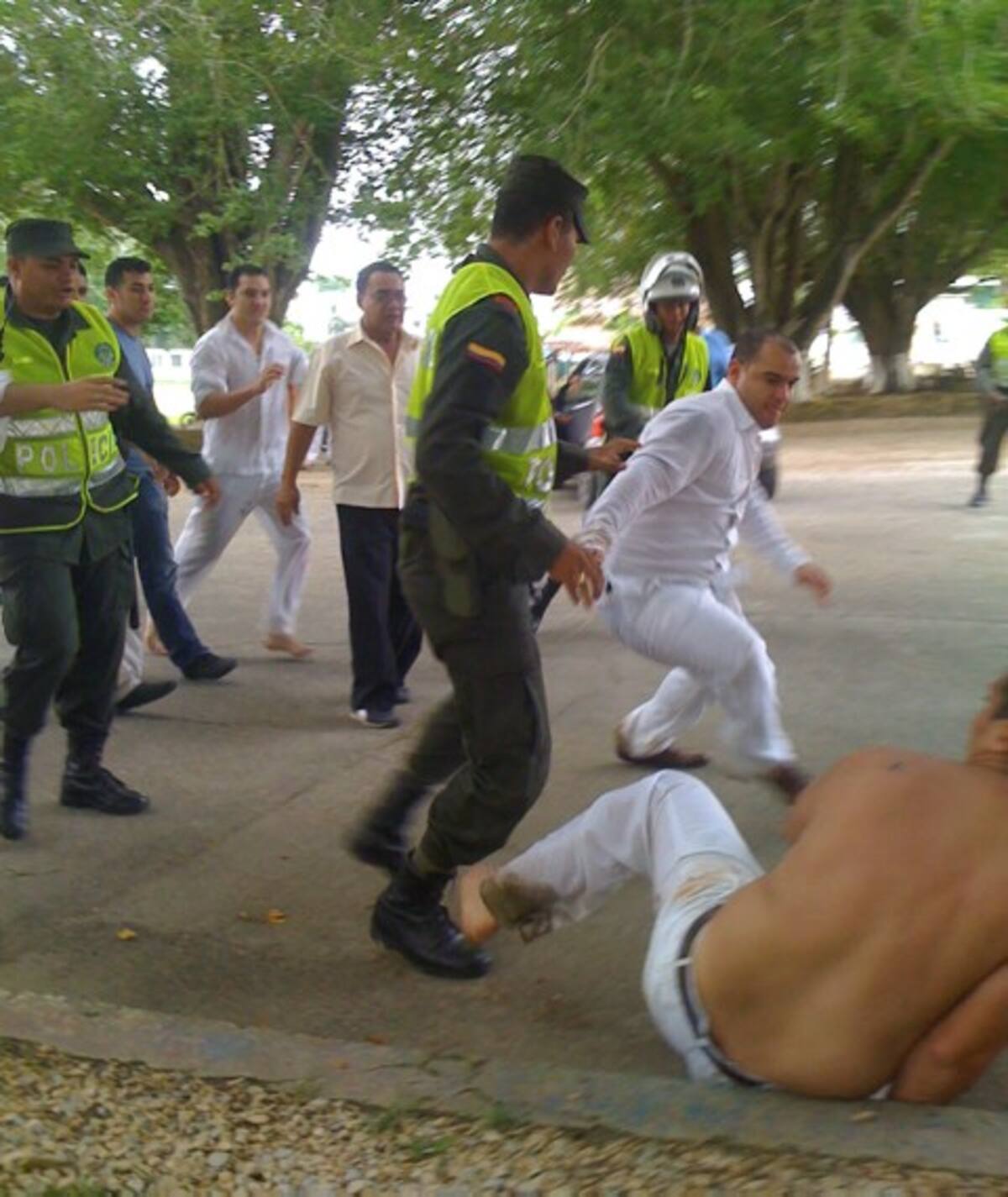 Puños y patadas marcaron el final de una fiesta en el club campestre de Montería.