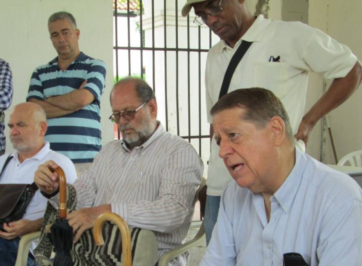Germán Bustamante, director de la Escuela Taller; Rafael Camacho Castillo, presidente de Fedevecinos, y León Trujillo Vélez, de la Academia de Historia de Cartagena. Al fondo, de pie, Carlos MacMaster Cuesta (suéter de franjas), del EPA, y Fernando Fernández, de Asomartímez Martelo. PEDRO TORRES, GENTE BAHÍA - EL UNIVERSAL