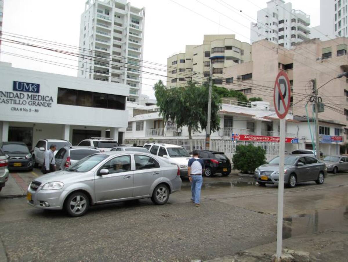 La aparición de clínicas, droguerías y demás negocios en Castillogrande, ha fomentado un flujo vehicular más intenso en el sector. PEDRO TORRES, GENTE BAHÍA - EL UNIVERSAL
