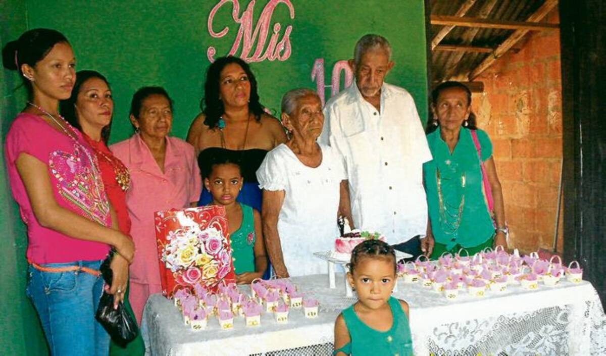 María Tomasa junto a sus familiares celebrando su cumpleaños número 100.