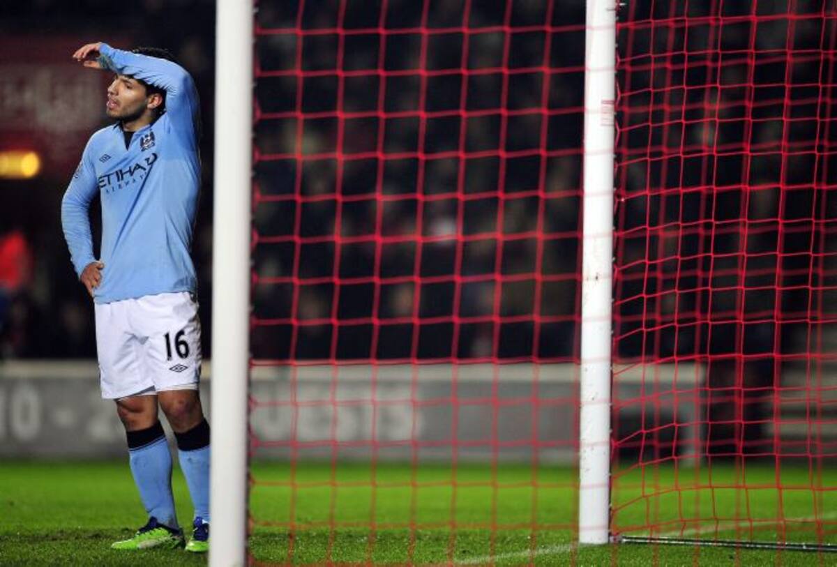 El delantero argentino del Manchester City Sergio Agüero admitió las pocas posibilidades que tiene su equipo en revalidar el título liguero AFP GLYN KIRK