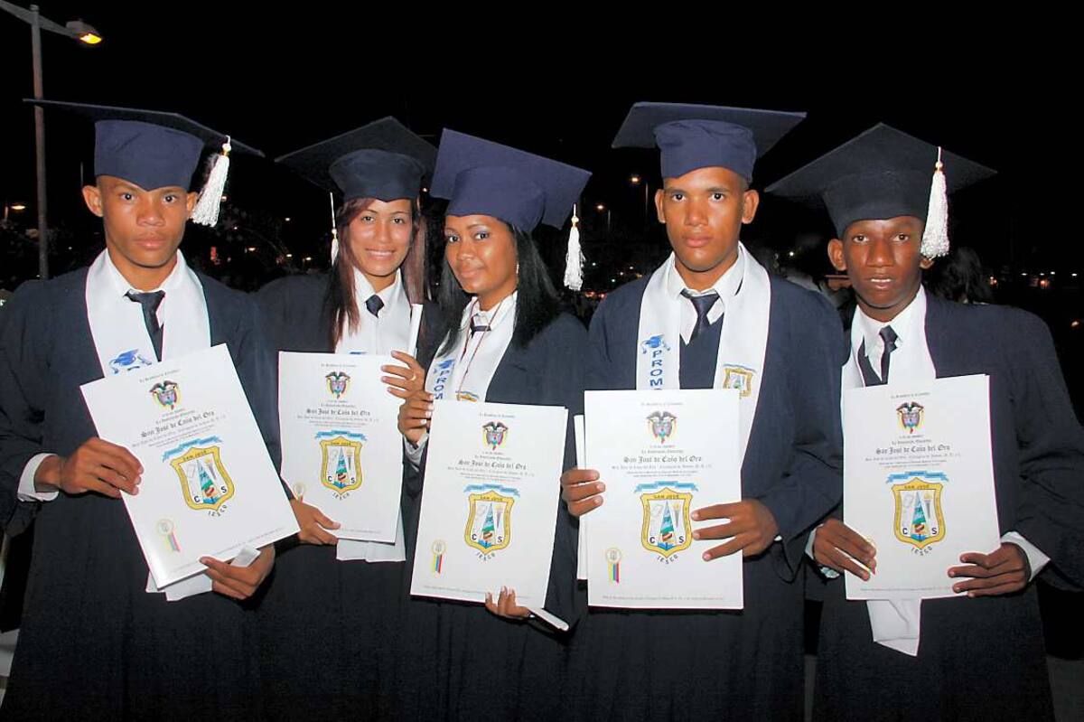Graduados de la Institución Educativa Caño del Oro: Orly Contreras, Kelly Pereira, Rosa Maza, Esneider Contrera y Deiber Díaz.