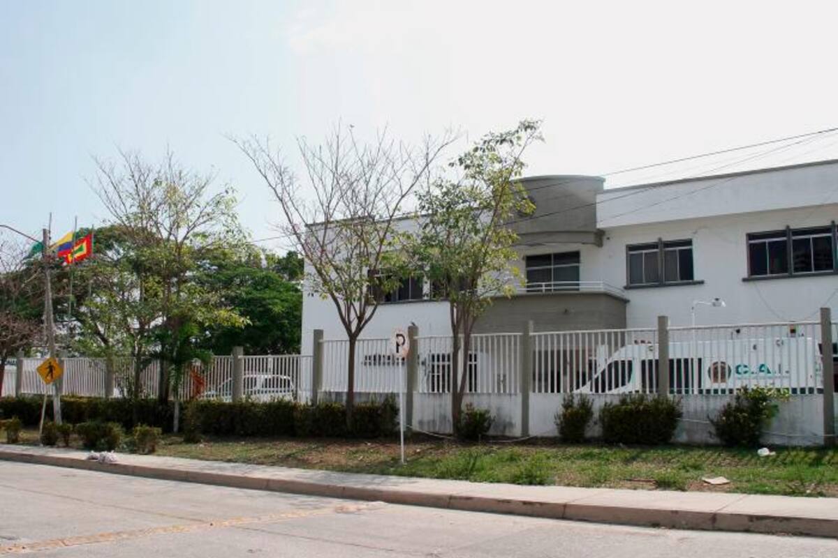 Lanzan granada a estación de Policía de Los Caracoles